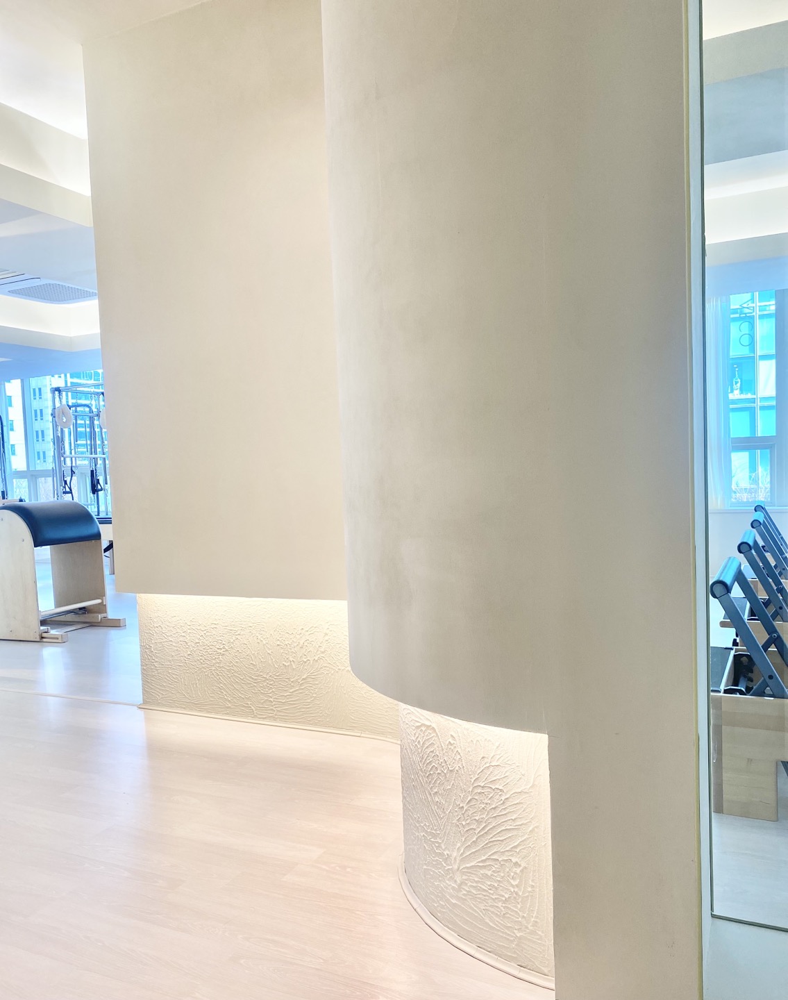 아르코 필라테스 내부 전경 - 햇살과 개방감이 느껴지는 차분하고 세련된 인테리어