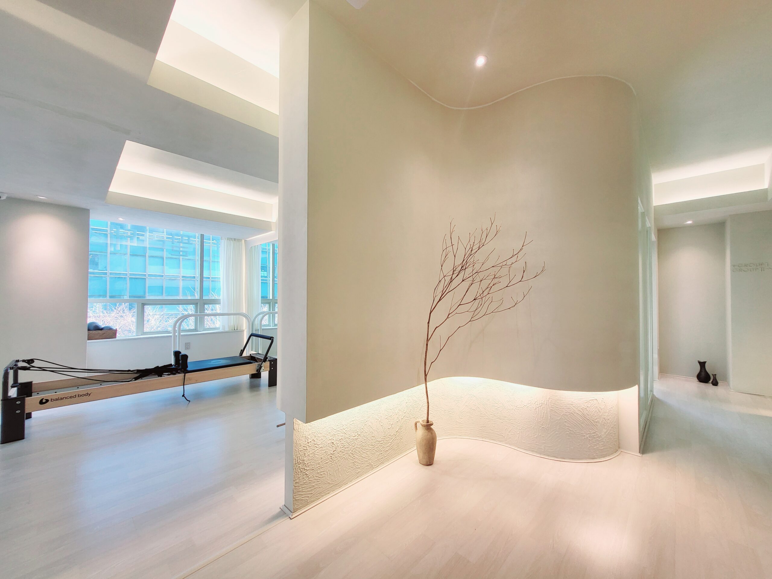 아르코 필라테스 내부 전경 - 햇살과 개방감이 느껴지는 차분하고 세련된 인테리어